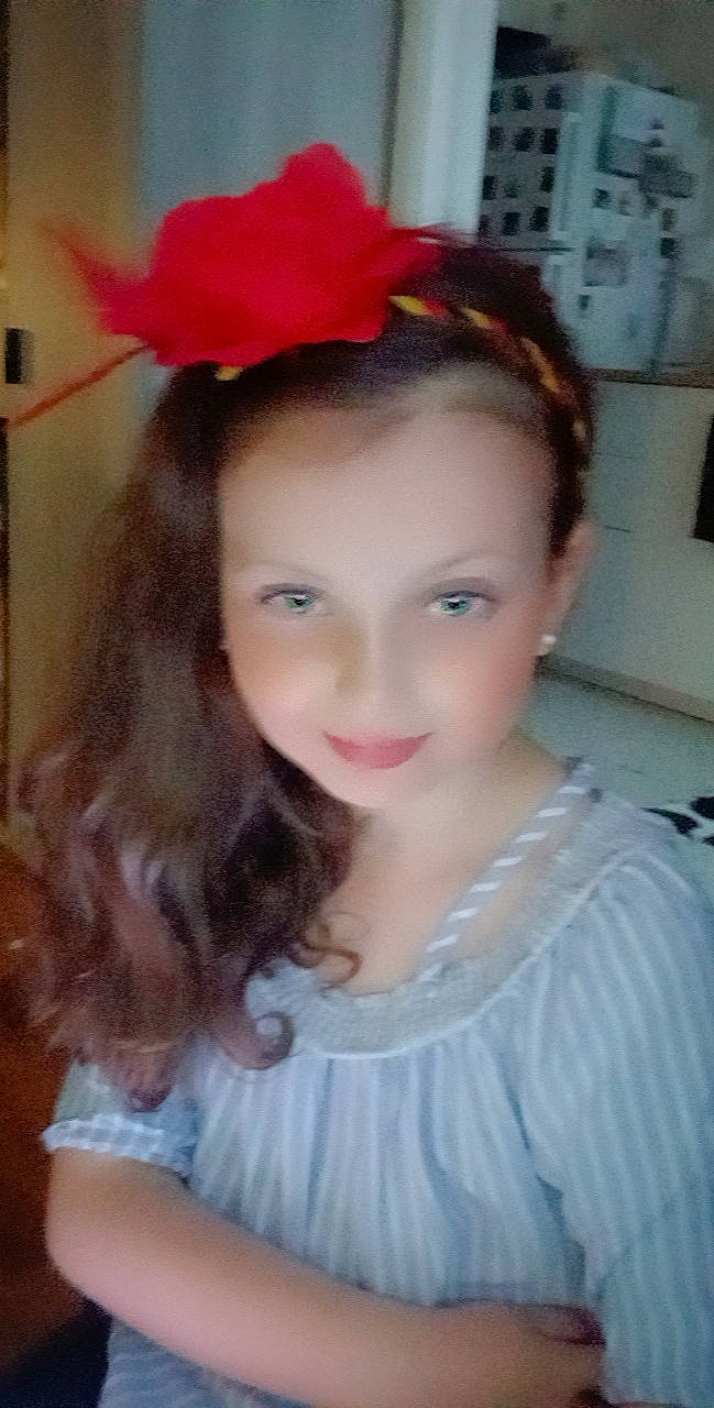 Melina participe au concours pour gagner de l'argent avec cette photo : blond, bridal_accessory, brown_hair, ear, embellishment, eyebrow, eyelash, fashion_design, hair_accessory, happy, headband, headgear, headpiece, joy, lip, lipstick, long_hair, person, petal, pink