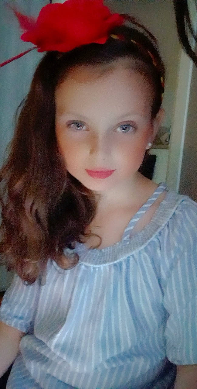 Melina a rejoint le concours — aidez-le/la à gagner de superbes lots ! cheek, chin, clothing, eye, eyebrow, eyelash, fashion, flash_photography, forehead, hair, hairstyle, head, iris, lip, lipstick, neck, organ, person, shoulder, skin