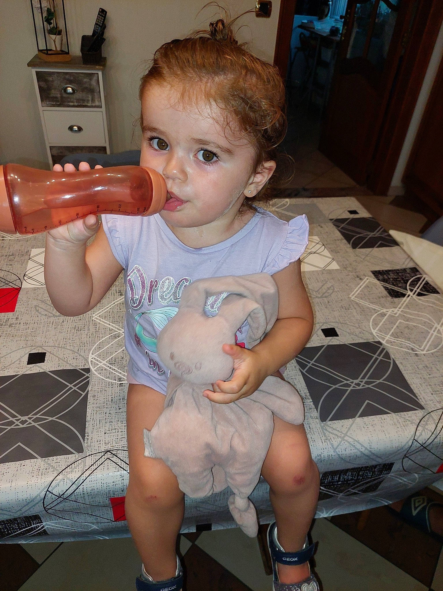 Elisea a rejoint le concours — aidez-le/la à gagner de superbes lots ! baby, baby_toddler_clothing, cabinetry, cheek, child, door, eye, finger, floor, flooring, hair, head, joint, lap, person, shoulder, skin, thigh, toddler, trunk