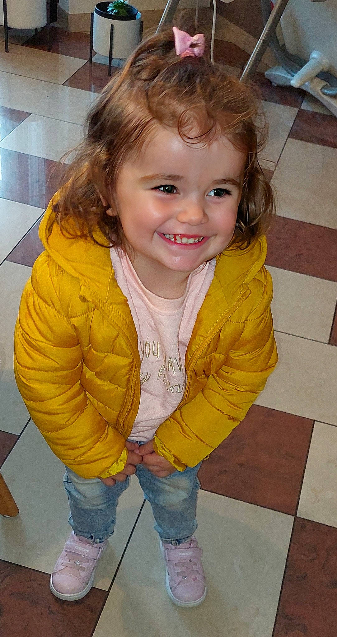 Elisea a rejoint le concours — aidez-le/la à gagner de superbes lots ! baby_toddler_clothing, cheek, chin, clothing, eye, facial_expression, gesture, hairstyle, happy, head, human_body, iris, jacket, joy, mouth, nose, outerwear, person, skin, sleeve