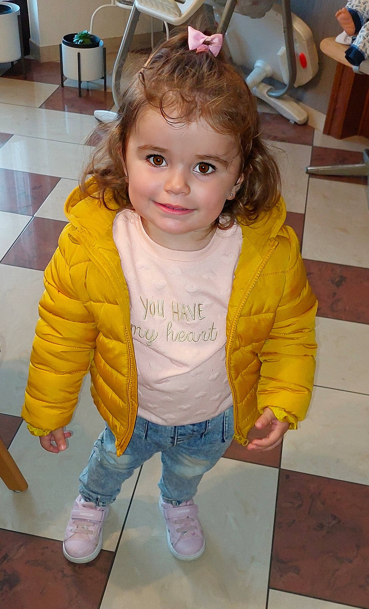 Elisea a rejoint le concours — aidez-le/la à gagner de superbes lots ! baby_toddler_clothing, chair, cheek, child, eye, floor, flooring, fun, hair, hairstyle, happy, iris, joy, nose, person, pink, skin, sleeve, smile, snapshot