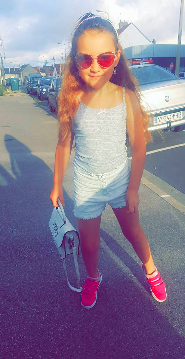 Lilou a rejoint le concours — aidez-le/la à gagner de superbes lots ! clothing, cool, eyewear, fashion, footwear, glasses, joy, lip, long_hair, person, photography, pink, red_hair, shoe, street_fashion, style, sunglasses