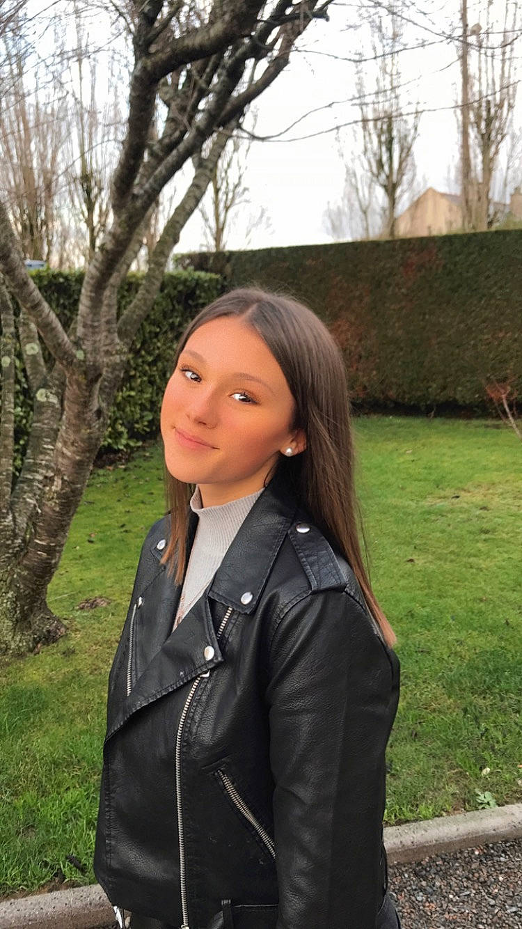 Lea participe au concours pour gagner de l'argent avec cette photo : black_hair, blazer, button, clothing, coat, collar, hairstyle, jacket, joy, leather, lip, long_hair, outerwear, person, photo_shoot, portrait, portrait_photography, sleeve, step_cutting, street_fashion