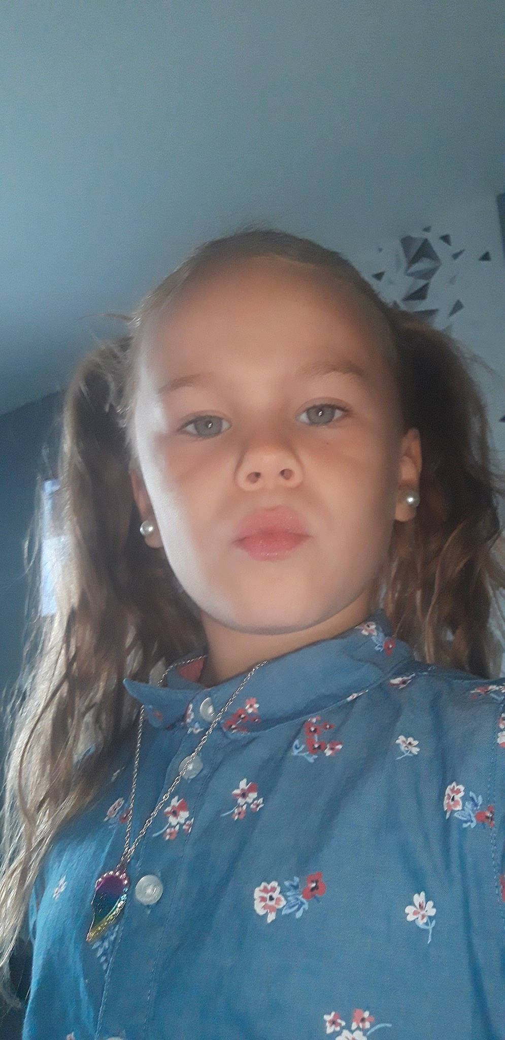 Carla participe au concours pour gagner de l'argent avec cette photo : cheek, child, chin, ear, eye, eyebrow, face, forehead, hair, hairstyle, head, iris, jaw, lip, mouth, neck, nose, person, skin, smile