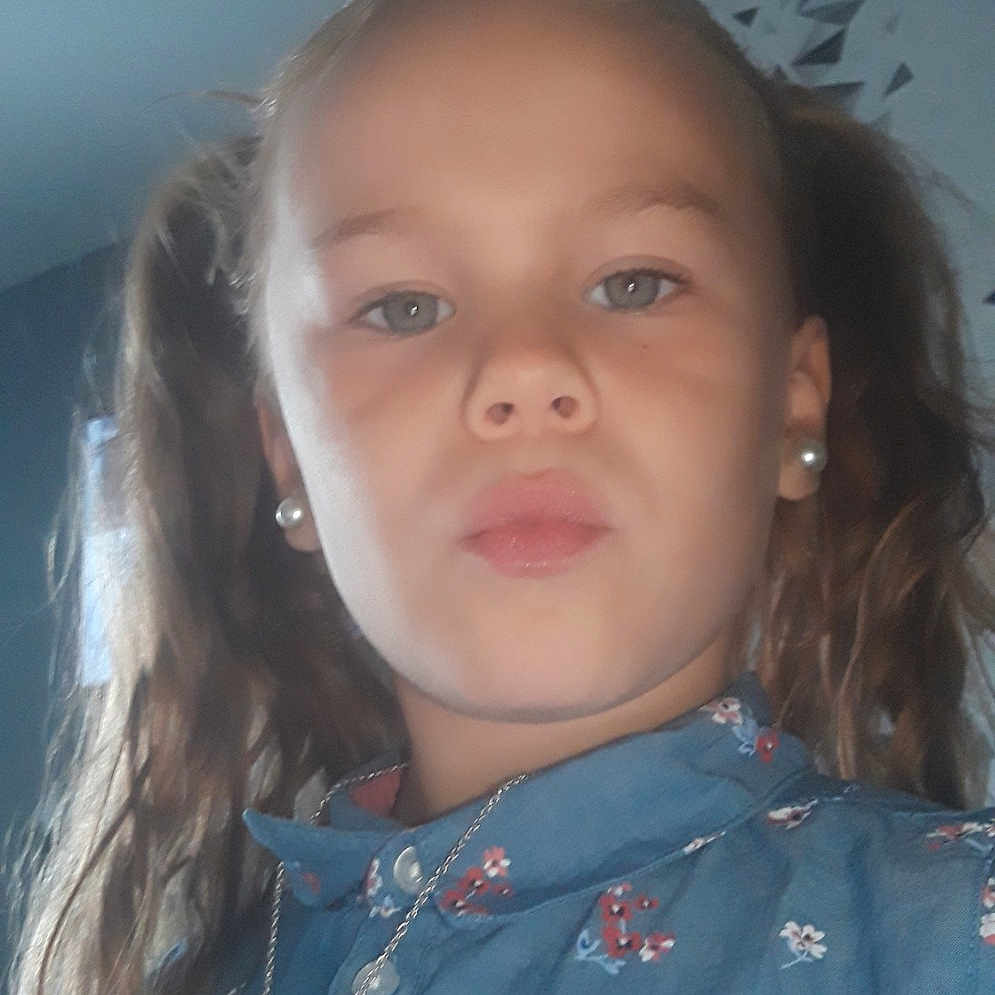 Carla participe au concours pour gagner de l'argent avec cette photo : cheek, child, chin, ear, eye, eyebrow, face, forehead, hair, hairstyle, head, iris, jaw, lip, mouth, neck, nose, person, skin, smile