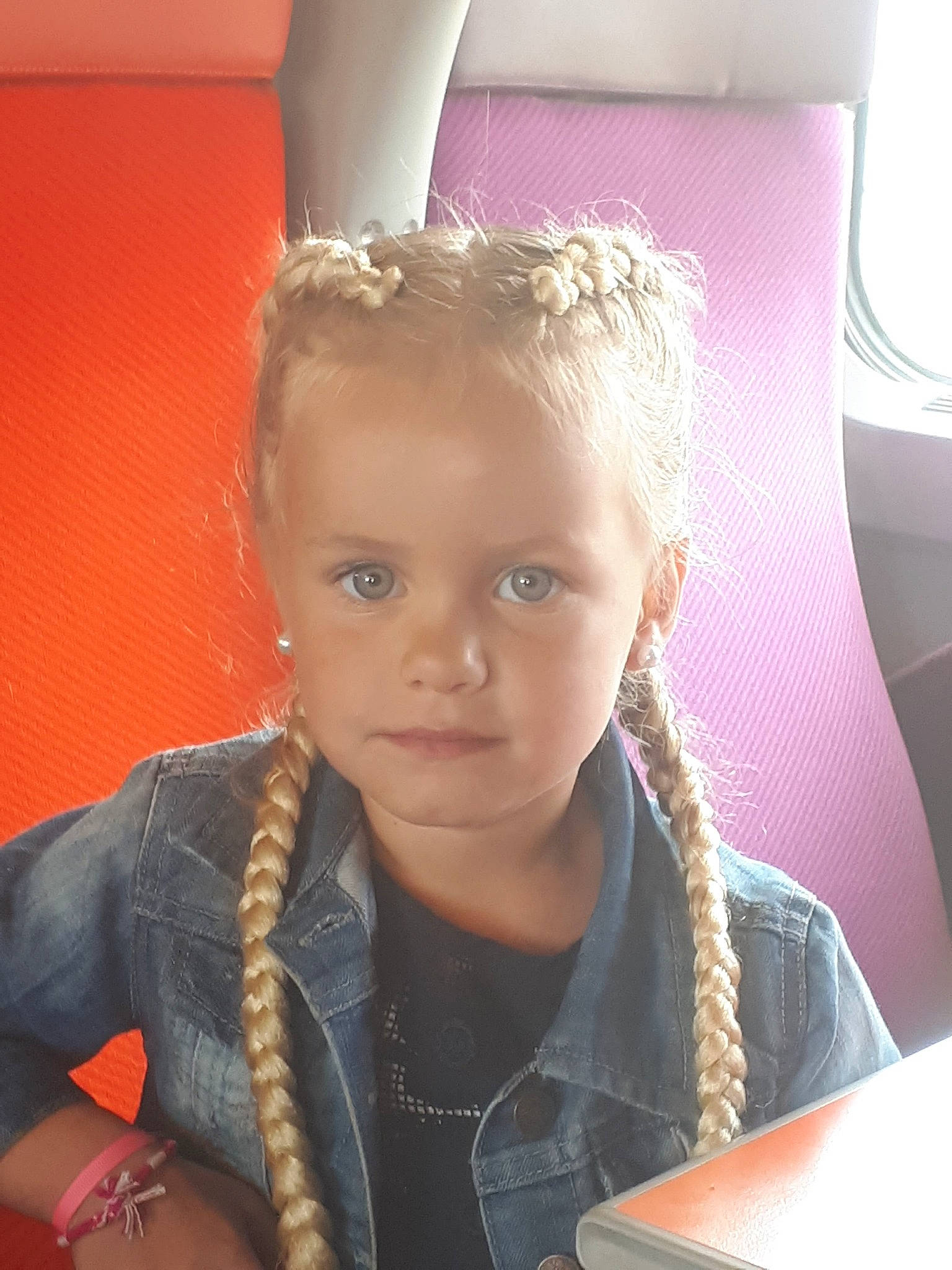 Celya a rejoint le concours — aidez-le/la à gagner de superbes lots ! blond, child, child_model, ear, face, forehead, hair, hairstyle, head, human, long_hair, neck, nose, person, toddler