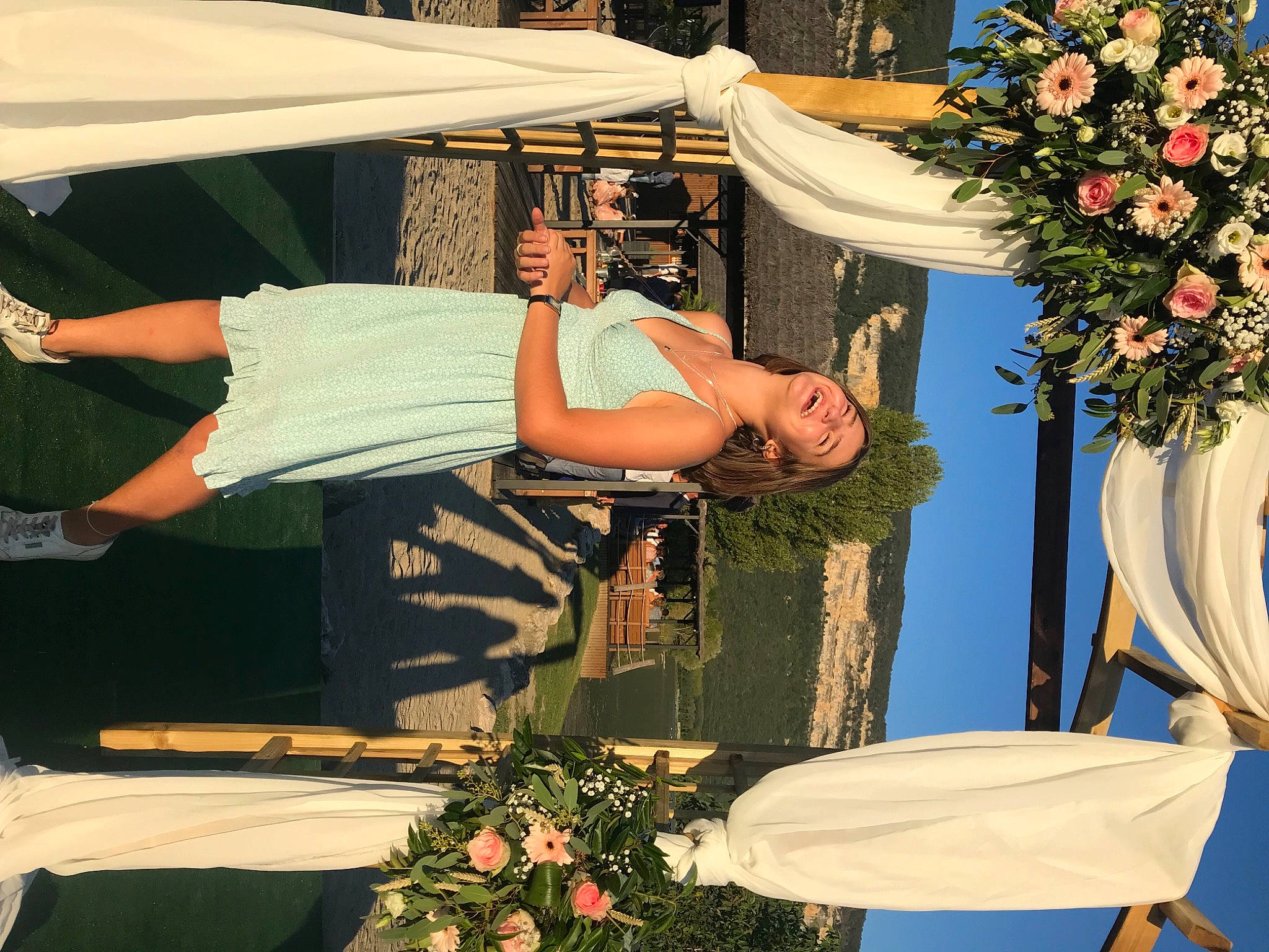 Margot participe au concours pour gagner de l'argent avec cette photo : bouquet, bride, chair, event, fashion, fashion_accessory, flower, flower_arranging, fun, gesture, happy, hat, joy, lighting, person, photograph, plant, smile, tree, wedding_ceremony_supply