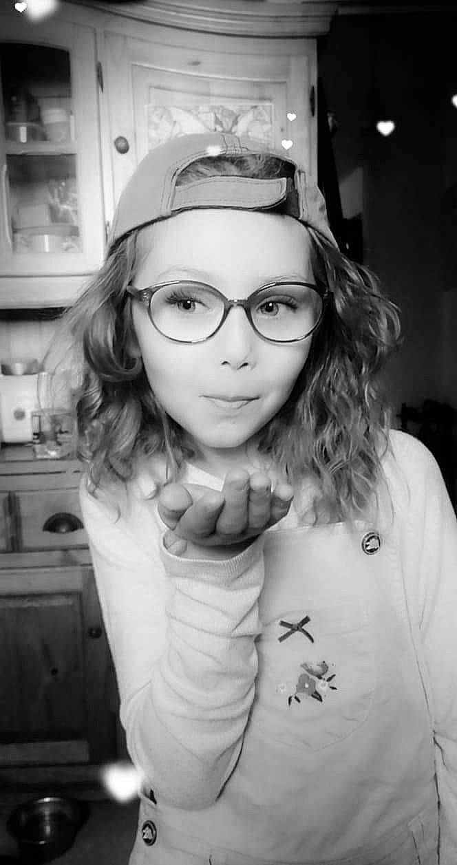 Ashley a rejoint le concours — aidez-le/la à gagner de superbes lots ! black_and_white, black_hair, eyewear, flash_photography, fun, gesture, glasses, hair, hand, happy, lip, long_hair, monochrome, monochrome_photography, person, sleeve, snapshot, standing, style, vision_care