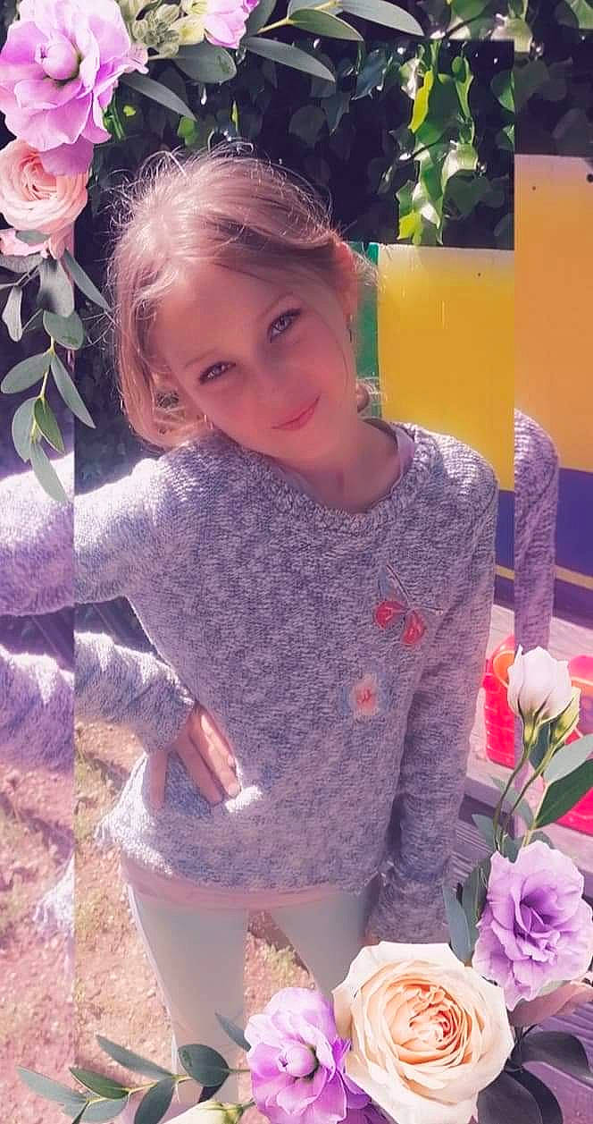 Ashley participe au concours pour gagner de l'argent avec cette photo : baby_toddler_clothing, finger, flower, flower_arranging, grass, happy, human_body, iris, joy, long_hair, organ, person, petal, pink, plant, rose, skin, sleeve, summer, textile