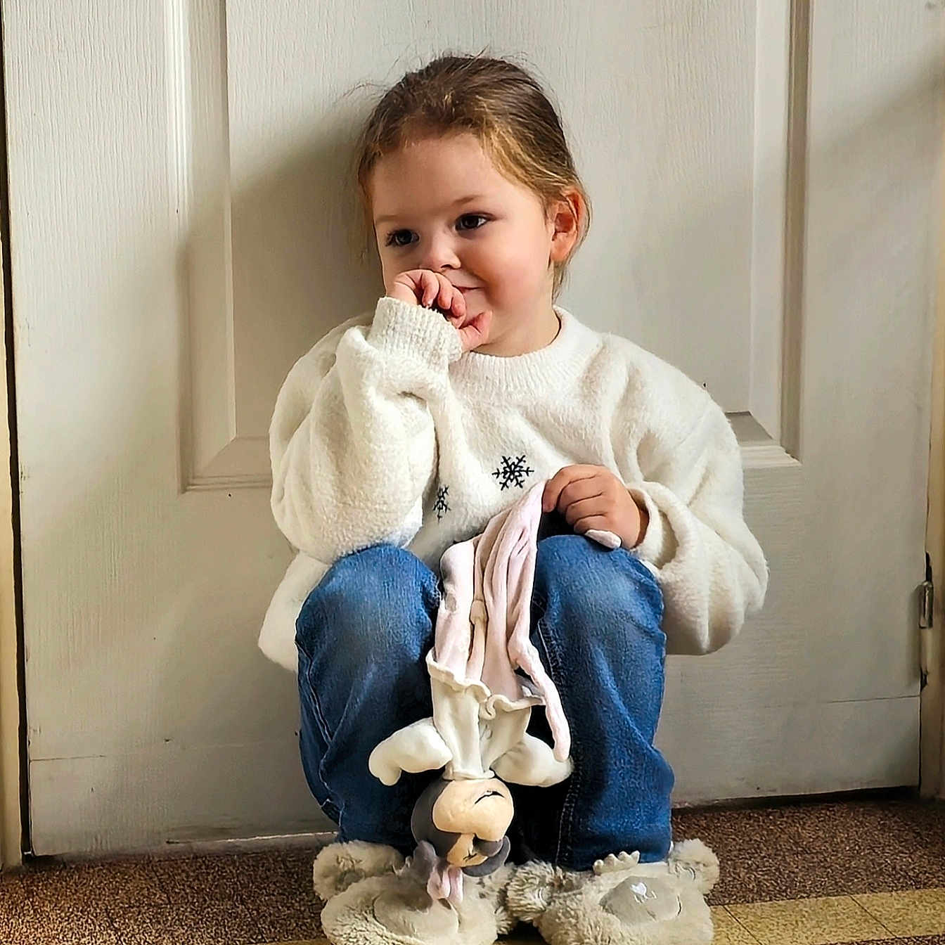 Leylou participe au concours pour gagner de l'argent avec cette photo : bodypart, child, clothing, face, female, finger, footwear, girl, happy, head, jeans, knitwear, pants, person, photography, portrait, shoe, sitting, smile, sweater