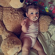 Valentina participe au concours pour gagner de l'argent avec cette photo : baby, pacifier, teddy_bear, plush_toy, bed, blanket, pajamas, child, cute, indoor, soft_toy, infant, face, hair_ties, lying_down, comfort, cozy, toy, sleepwear, relax