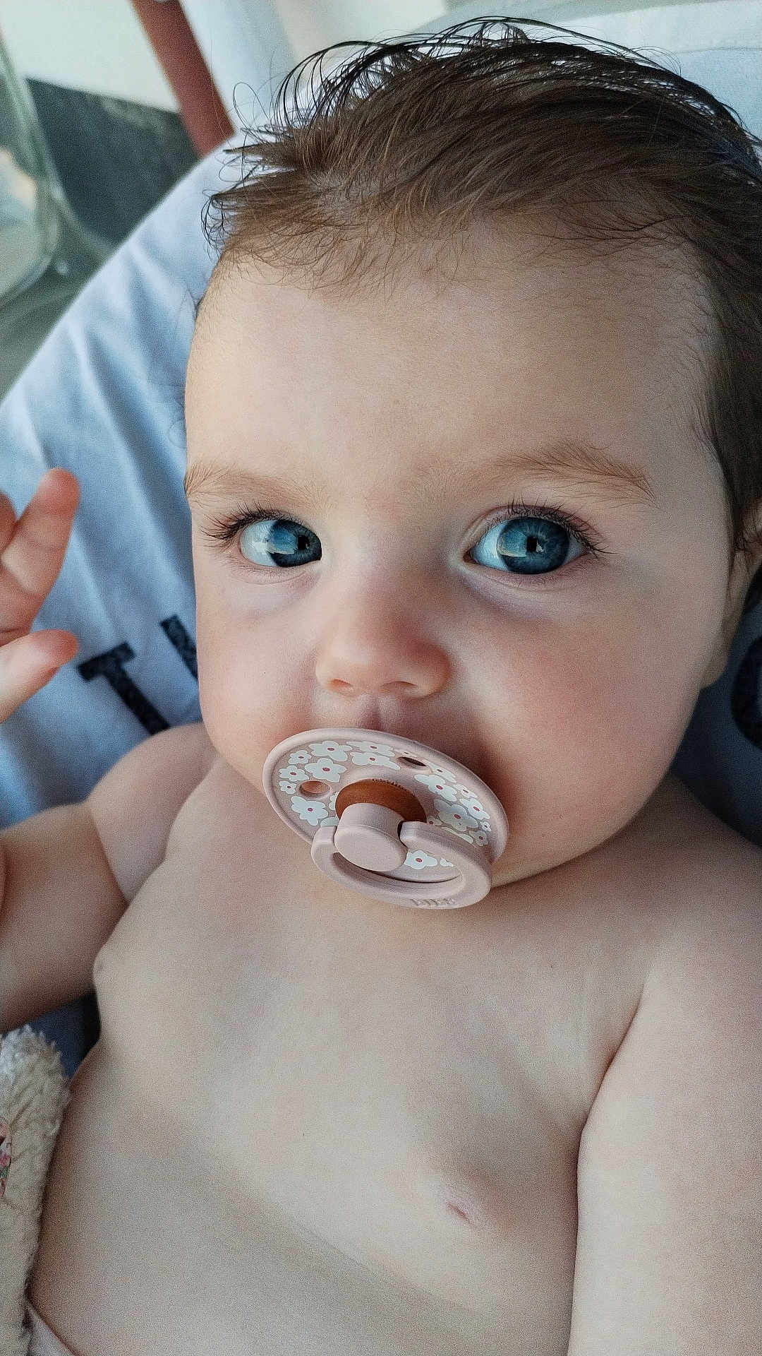 Valentina a rejoint le concours — aidez-le/la à gagner de superbes lots ! baby, blue_eyes, pacifier, close_up, infant, skin, face, hand, hair, expression, child, cute, young, portrait, lying_down, indoors, relaxed, soft_texture, natural_light, peaceful