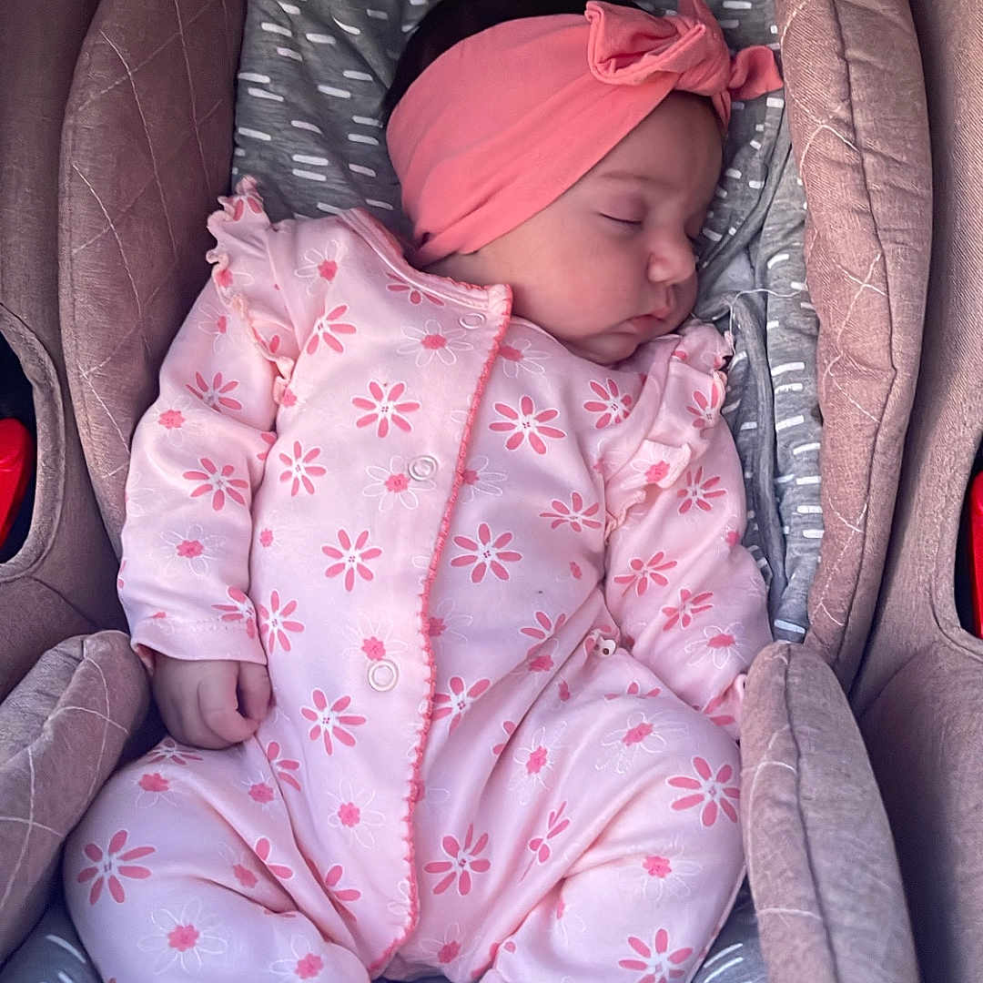 Ariana participe au concours pour gagner de l'argent avec cette photo : adorable, baby, blanket, car_seat, child, clothing, cozy, cushion, cute, headband, indoors, infant, newborn, onesie, peaceful, pink, portrait, resting, sleeping, soft