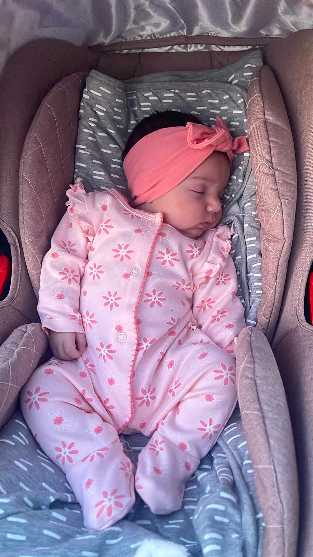 Ariana participe au concours pour gagner de l'argent avec cette photo : baby, sleeping, pink, onesie, headband, car_seat, blanket, cushion, infant, child, cute, peaceful, portrait, clothing, soft, cozy, indoors, resting, newborn, adorable