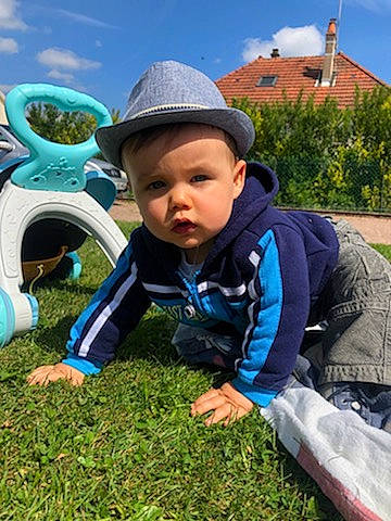 Noè participe au concours pour gagner de l'argent avec cette photo : baby, cloud, daytime, electric_blue, fedora, fun, grass, grassland, happy, hat, headwear, landscape, leisure, people_in_nature, person, plant, public_space, recreation, sky, sun_hat