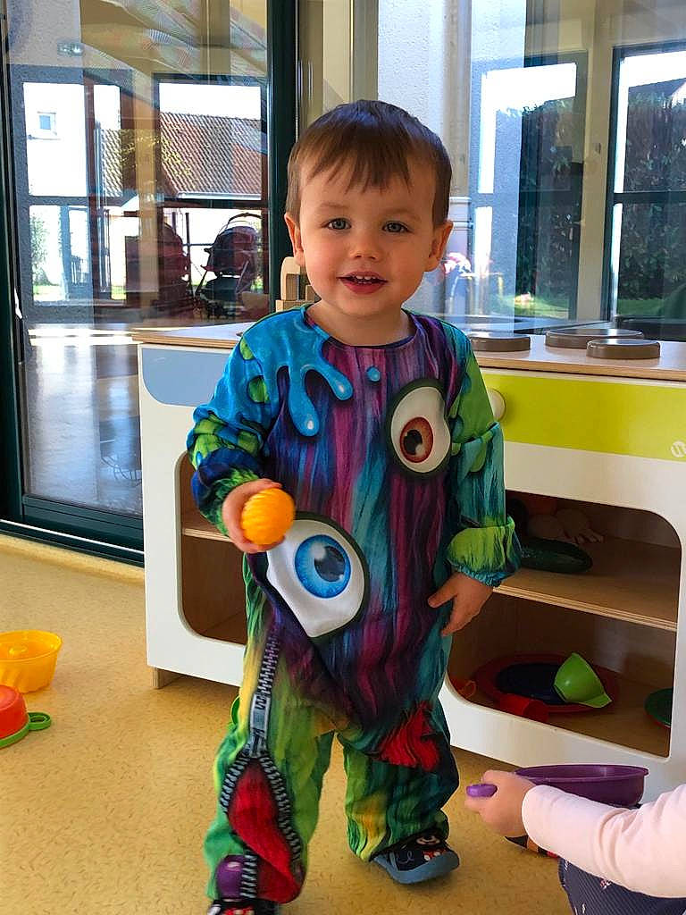 Noè participe au concours pour gagner de l'argent avec cette photo : baby, baby_toddler_clothing, baby_toys, child, door, flooring, fun, happy, joy, person, play, room, sitting, sleeve, smile, standing, stuffed_toy, toddler, toy, vacation