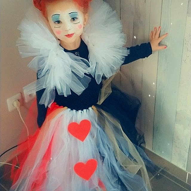Cataleya participe au concours pour gagner de l'argent avec cette photo : art, barbie, costume, costume_design, doll, electric_blue, eyelash, fashion_accessory, fashion_design, feather, fur, glove, gown, haute_couture, headpiece, hime_cut, long_hair, pink, toy, wig