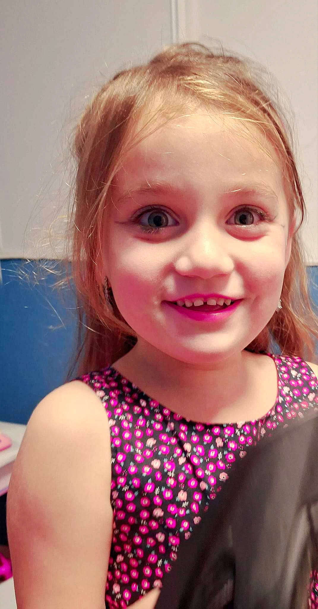 Louane participe au concours pour gagner de l'argent avec cette photo : cheek, child, chin, cool, eyebrow, eyelash, flash_photography, fun, hair, happy, iris, joy, lip, long_hair, mouth, neck, nose, person, pink, skin