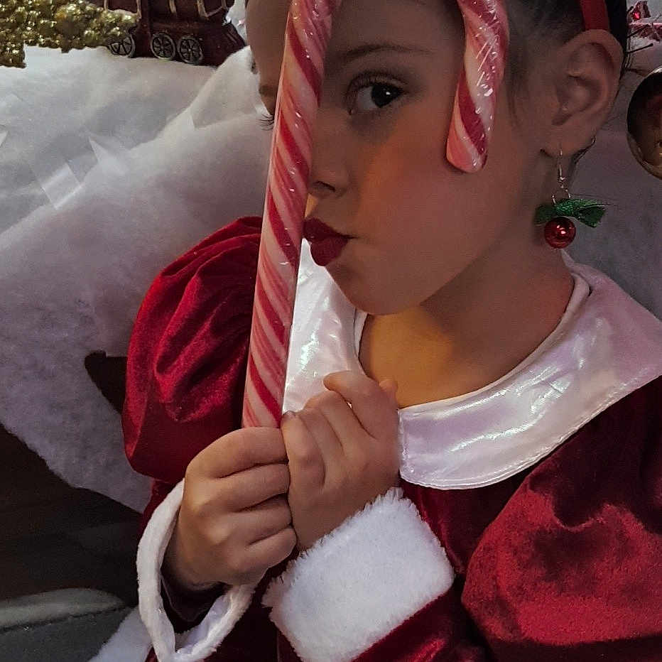 Maelys a rejoint le concours — aidez-le/la à gagner de superbes lots ! christmas, cosplay, costume, girl, tradition