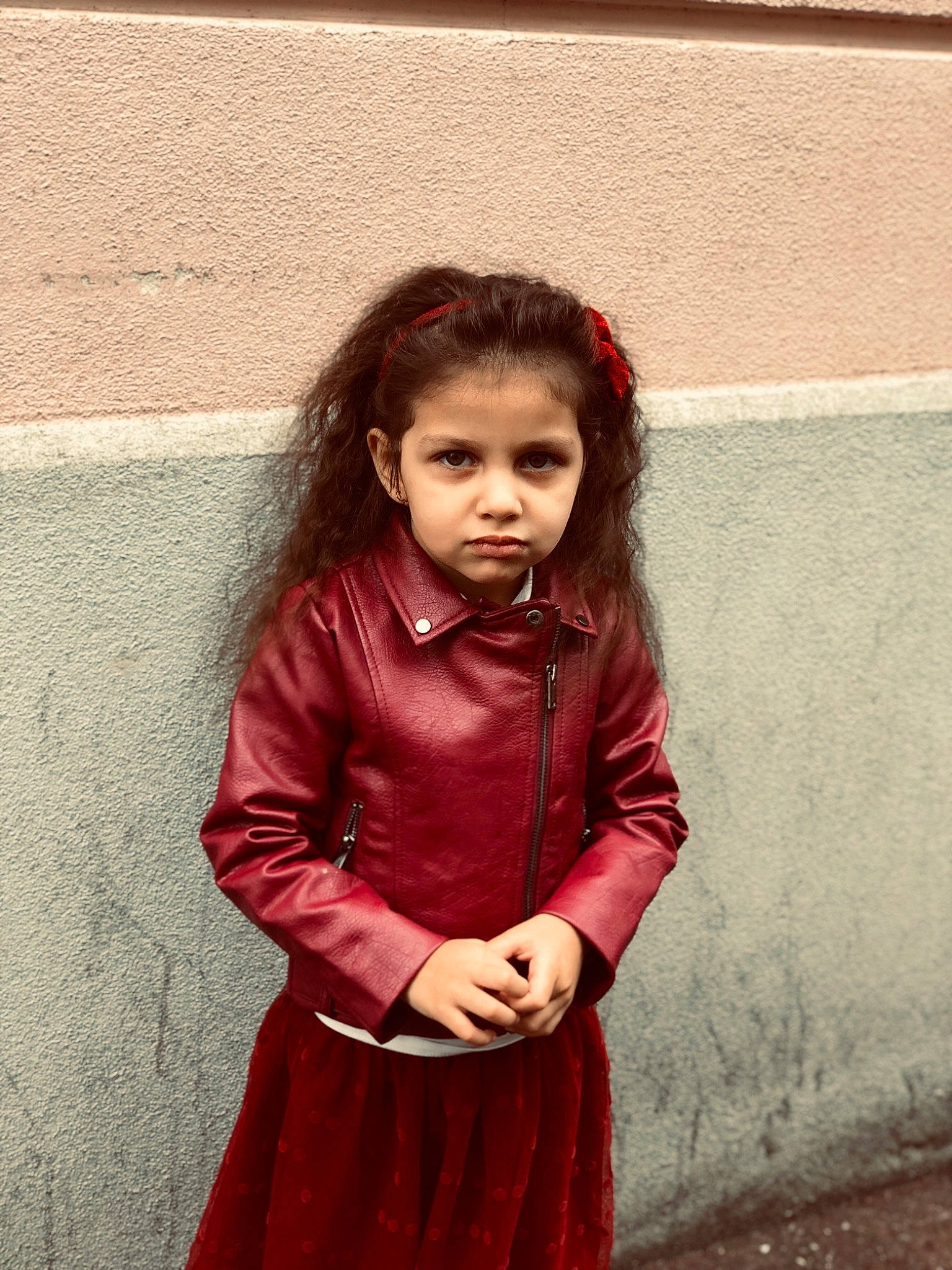 Salomé participe au concours pour gagner de l'argent avec cette photo : child, child_model, hair, hairstyle, lady, long_hair, person, photography, portrait, red, smile, standing, toddler