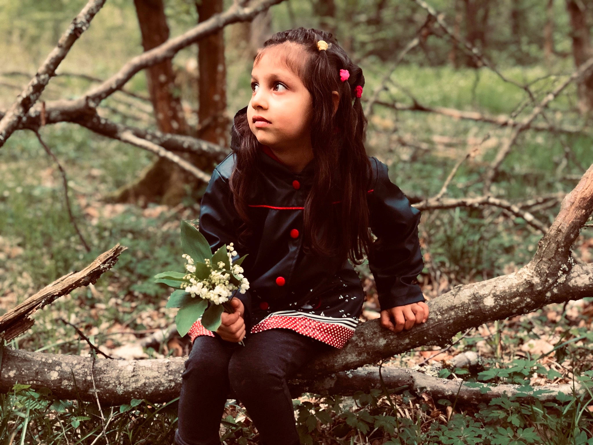 Salomé a rejoint le concours — aidez-le/la à gagner de superbes lots ! beauty, botany, branch, brown_hair, flower, forest, happy, leaf, long_hair, nature, people_in_nature, person, photo_shoot, photography, plant, portrait, sitting, smile, spring, tree