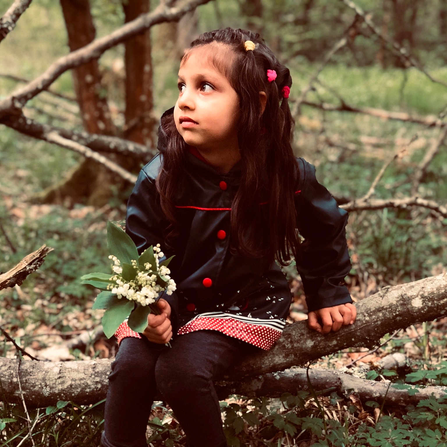 Salomé a rejoint le concours — aidez-le/la à gagner de superbes lots ! beauty, botany, branch, brown_hair, flower, forest, happy, leaf, long_hair, nature, people_in_nature, person, photo_shoot, photography, plant, portrait, sitting, smile, spring, tree