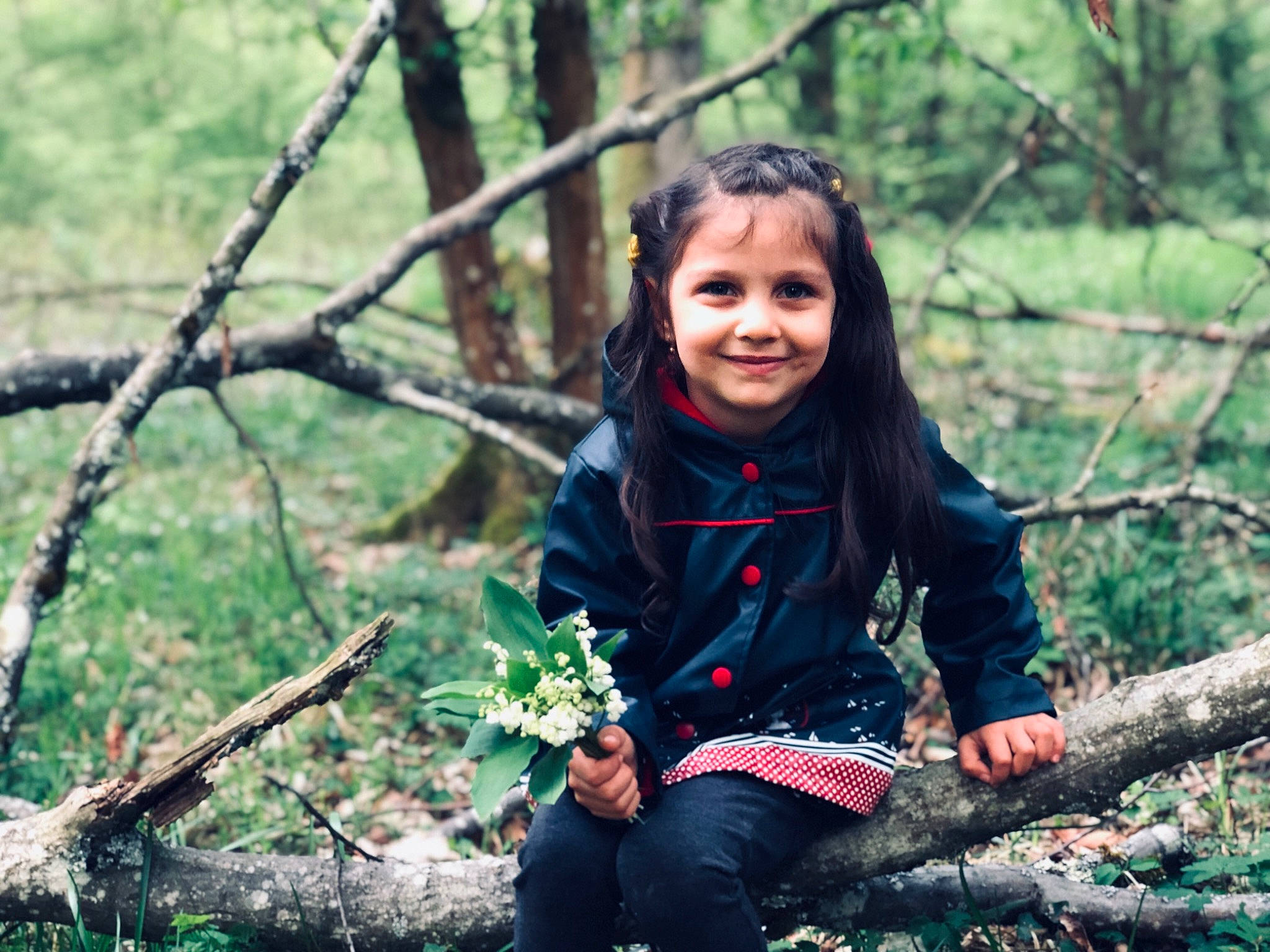 Salomé participe au concours pour gagner de l'argent avec cette photo : adaptation, botany, branch, child, child_model, forest, fun, happy, joy, jungle, leaf, natural_environment, nature, people_in_nature, person, photography, plant, smile, spring, toddler