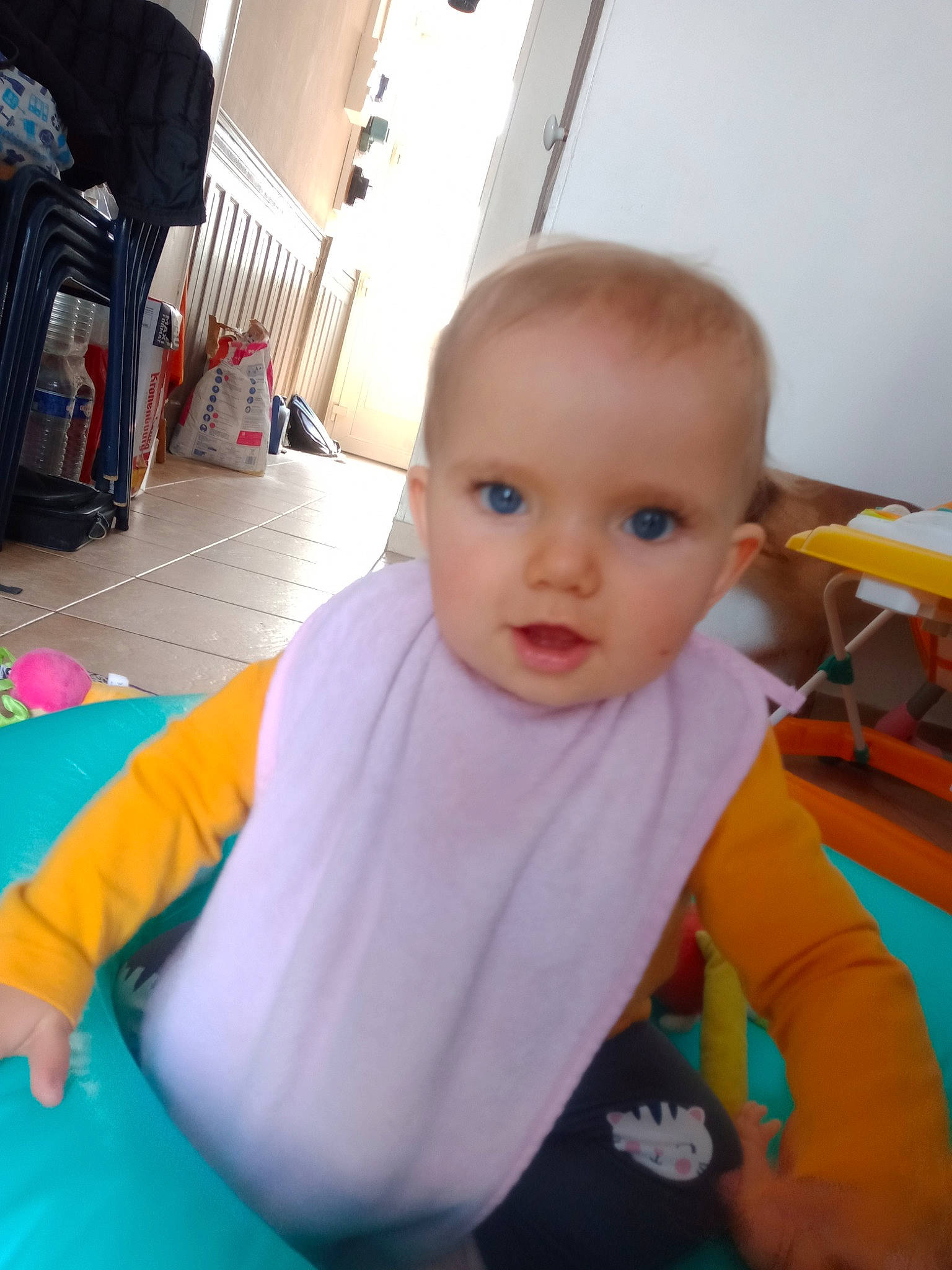 Maëlle participe au concours pour gagner de l'argent avec cette photo : baby, baby_products, baby_toddler_clothing, backpack, chair, cheek, child, elbow, floor, flooring, fun, human_body, leisure, person, play, sitting, skin, t_shirt, thumb, toddler