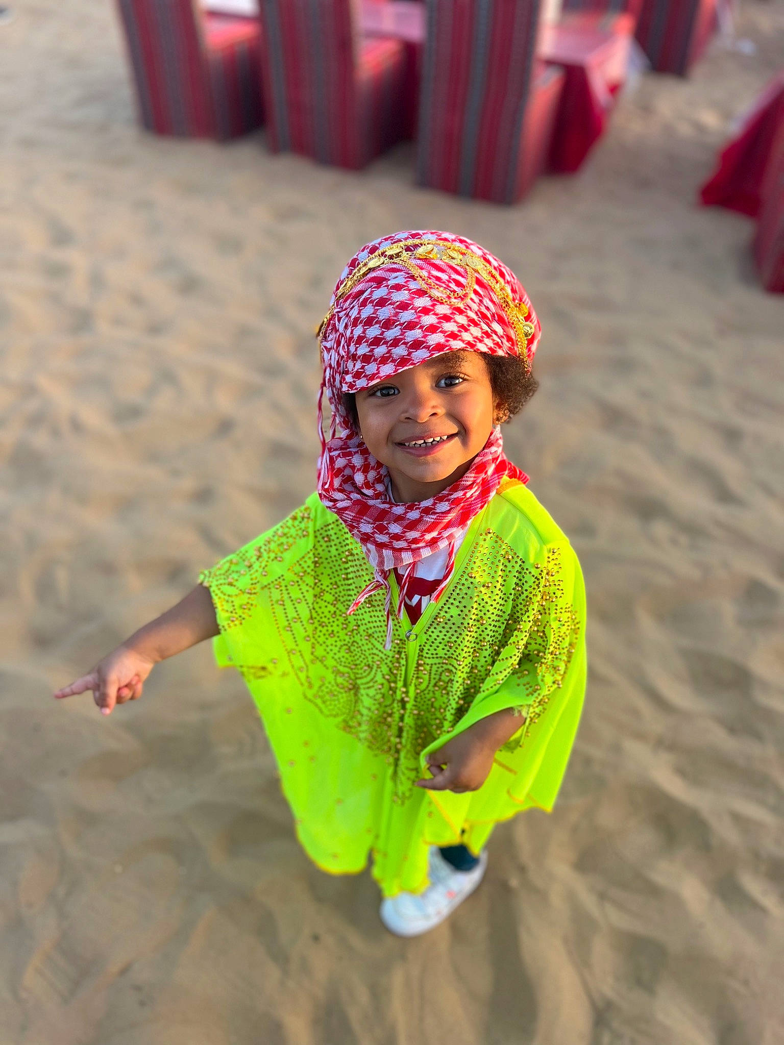 Luna participe au concours pour gagner de l'argent avec cette photo : aeolian_landform, beach, fashion_accessory, fun, green, happy, headgear, headwear, joy, landscape, leisure, light, magenta, natural_environment, people_in_nature, person, photograph, recreation, red, sand