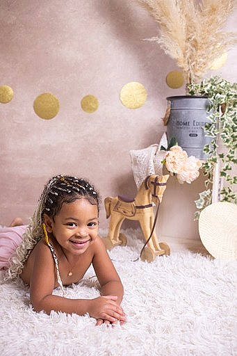 Luna a rejoint le concours — aidez-le/la à gagner de superbes lots ! baby, balloon, bathing, child, event, fashion_accessory, flash_photography, flooring, fun, happy, headpiece, joy, leisure, ornament, party_supply, person, room, smile, stuffed_toy, textile