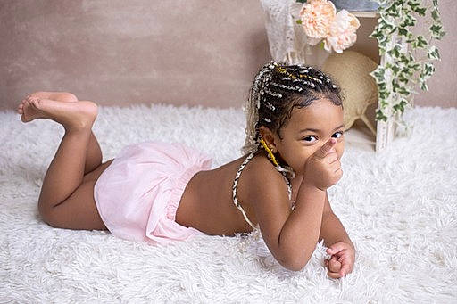 Luna a rejoint le concours — aidez-le/la à gagner de superbes lots ! baby, black_hair, embellishment, eye, eyelash, flash_photography, hair_accessory, happy, headband, headgear, headpiece, jewellery, necklace, person, petal, pink, skin, smile, thigh, tiara