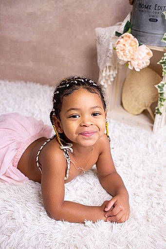 Luna a rejoint le concours — aidez-le/la à gagner de superbes lots ! beauty, bridal_accessory, bridal_clothing, child, dress, embellishment, event, eyelash, fashion_accessory, fashion_design, flash_photography, happy, headband, headpiece, jewellery, joy, person, pink, smile, textile