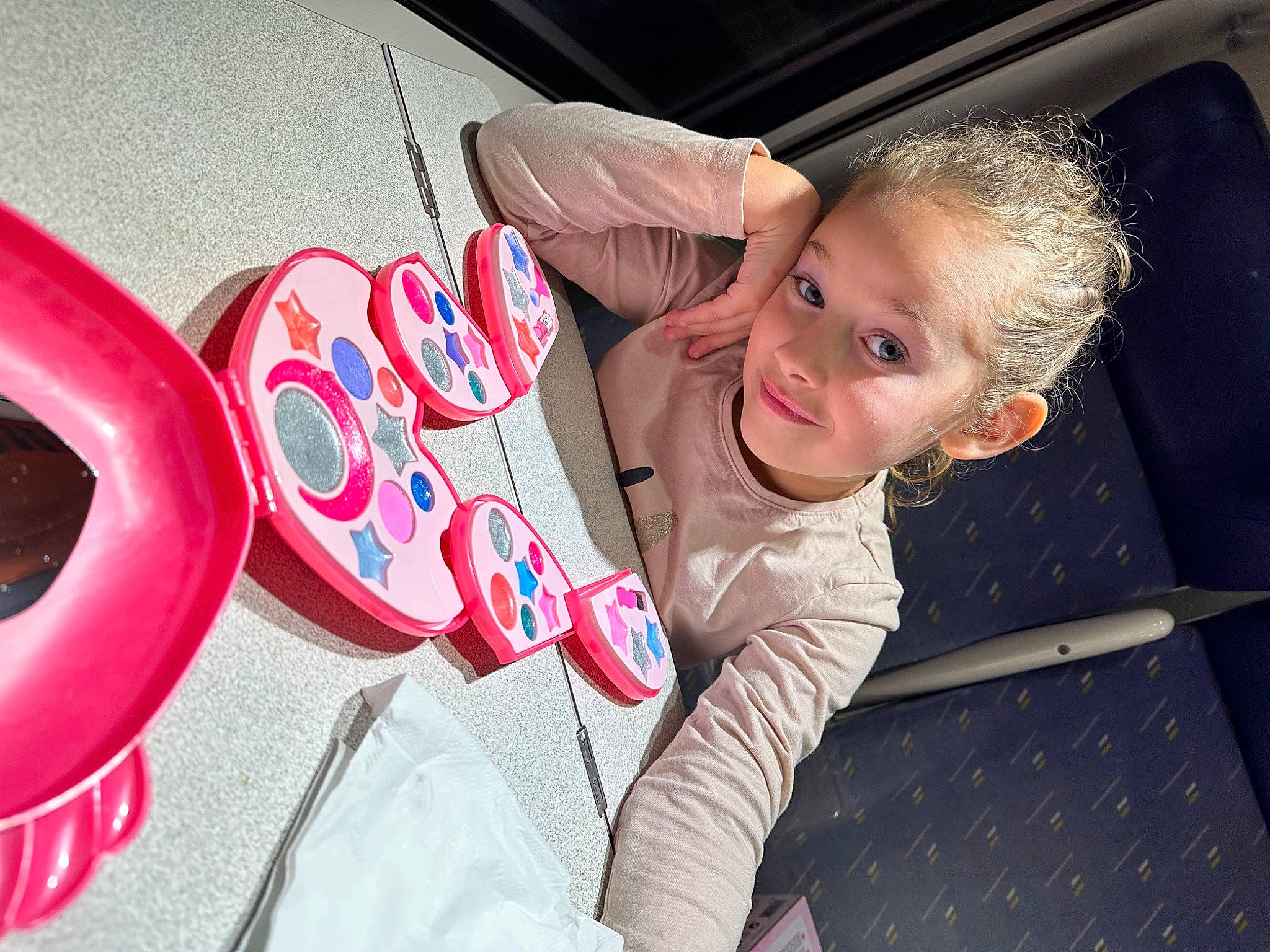 Maïssa a rejoint le concours — aidez-le/la à gagner de superbes lots ! baby, baby_toddler_clothing, carmine, child, comfort, eyewear, fashion_accessory, flash_photography, flooring, fun, happy, leg, leisure, magenta, pattern, person, room, sitting, smile, sneakers