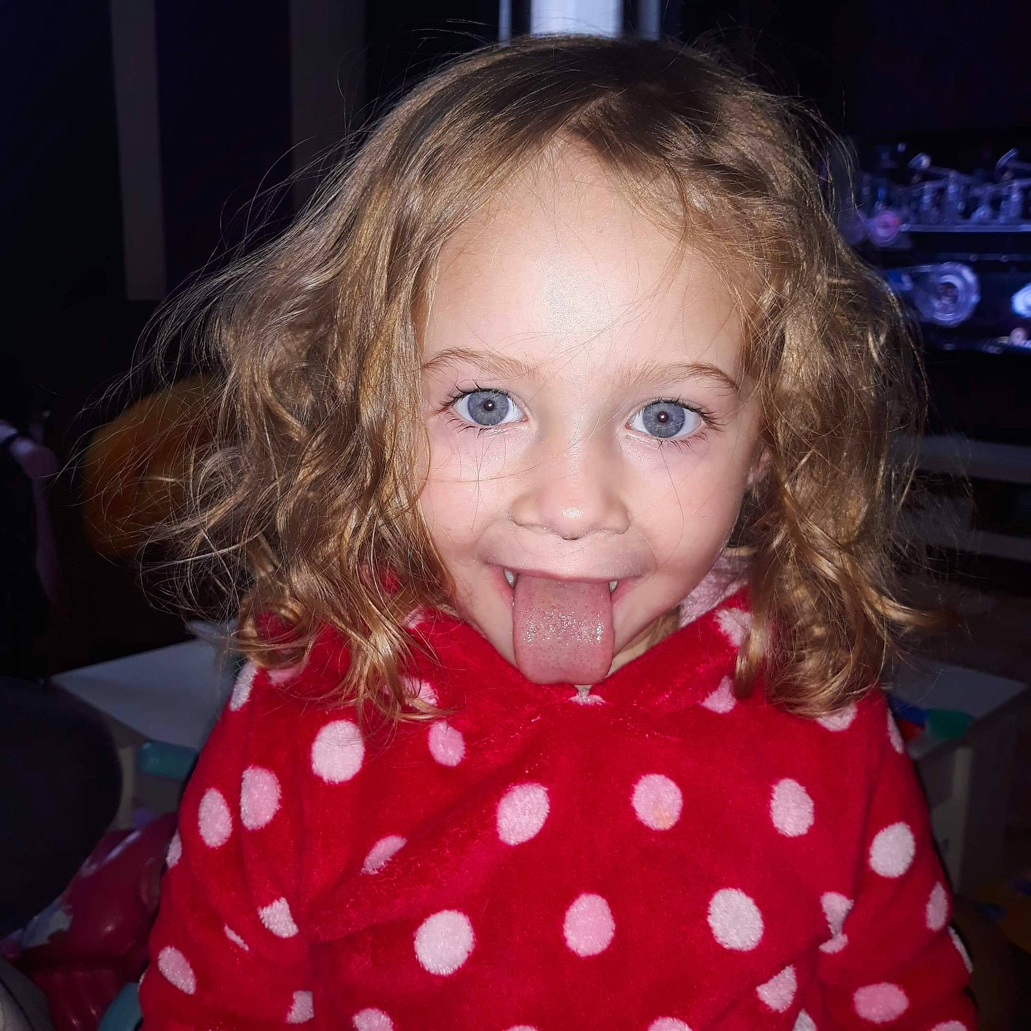 Maïssa a rejoint le concours — aidez-le/la à gagner de superbes lots ! blond, brown_hair, cheek, child, child_model, chin, design, eye, eyebrow, face, forehead, hair, hairstyle, head, iris, lip, nose, pattern, person, smile