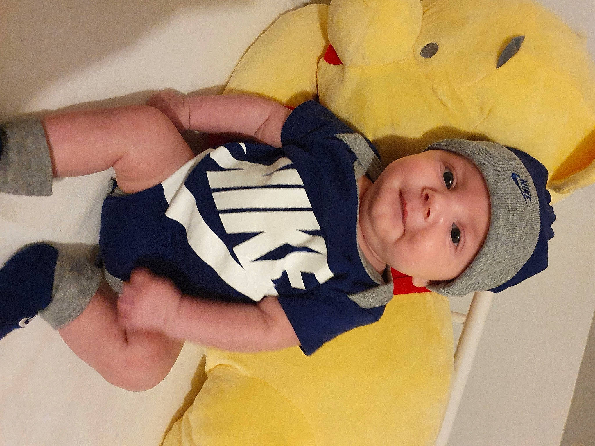 Louka participe au concours pour gagner de l'argent avec cette photo : arm, baby, baby_products, baby_toddler_clothing, child, comfort, elbow, facial_expression, finger, fun, gesture, happy, headwear, person, room, sleeve, smile, t_shirt, thumb, toddler