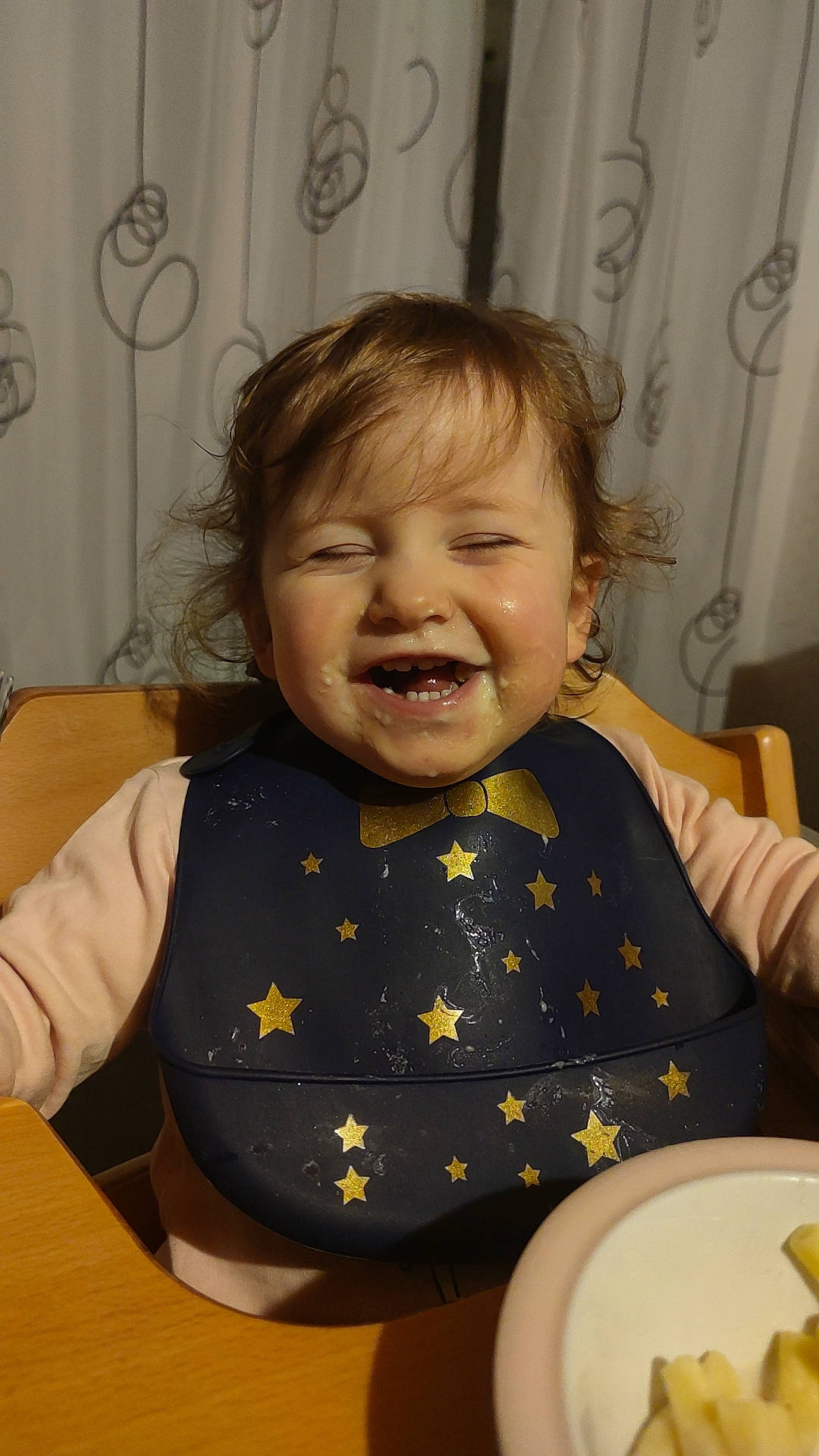 Ambre a rejoint le concours — aidez-le/la à gagner de superbes lots ! baby, baby_toddler_clothing, chair, cheek, child, curtain, dishware, eating, happy, iris, joy, person, plate, room, serveware, sitting, skin, smile, t_shirt, table