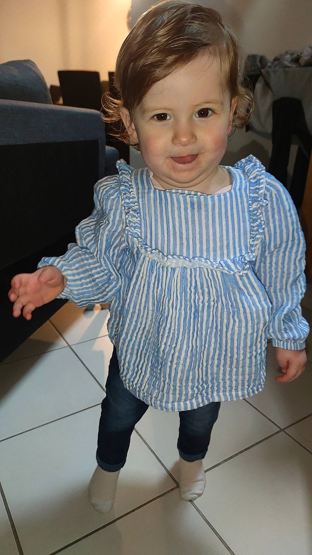 Ambre participe au concours pour gagner de l'argent avec cette photo : baby, baby_toddler_clothing, cheek, child, design, eyelash, face, floor, flooring, fun, hair, hairstyle, happy, human_leg, joint, joy, pattern, person, skin, sleeve