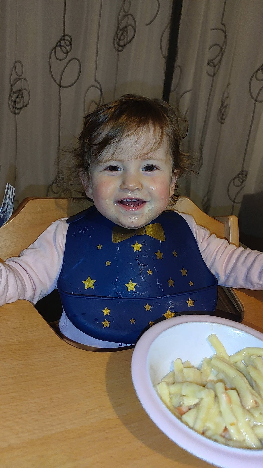 Ambre participe au concours pour gagner de l'argent avec cette photo : baby, baby_toddler_clothing, chair, cheek, child, comfort_food, cuisine, curtain, dish, food, food_craving, french_fries, ingredient, joy, junk_food, person, plate, potato, smile, table