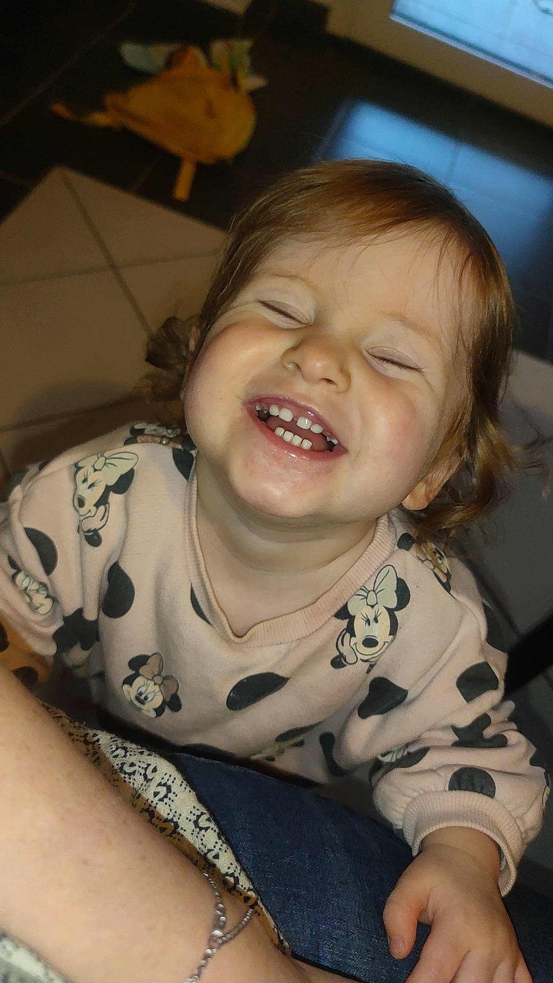 Ambre participe au concours pour gagner de l'argent avec cette photo : baby, cheek, comfort, ear, eyebrow, gesture, happy, head, human_body, iris, jaw, lip, mouth, nose, person, skin, sleeve, smile, toddler, tongue