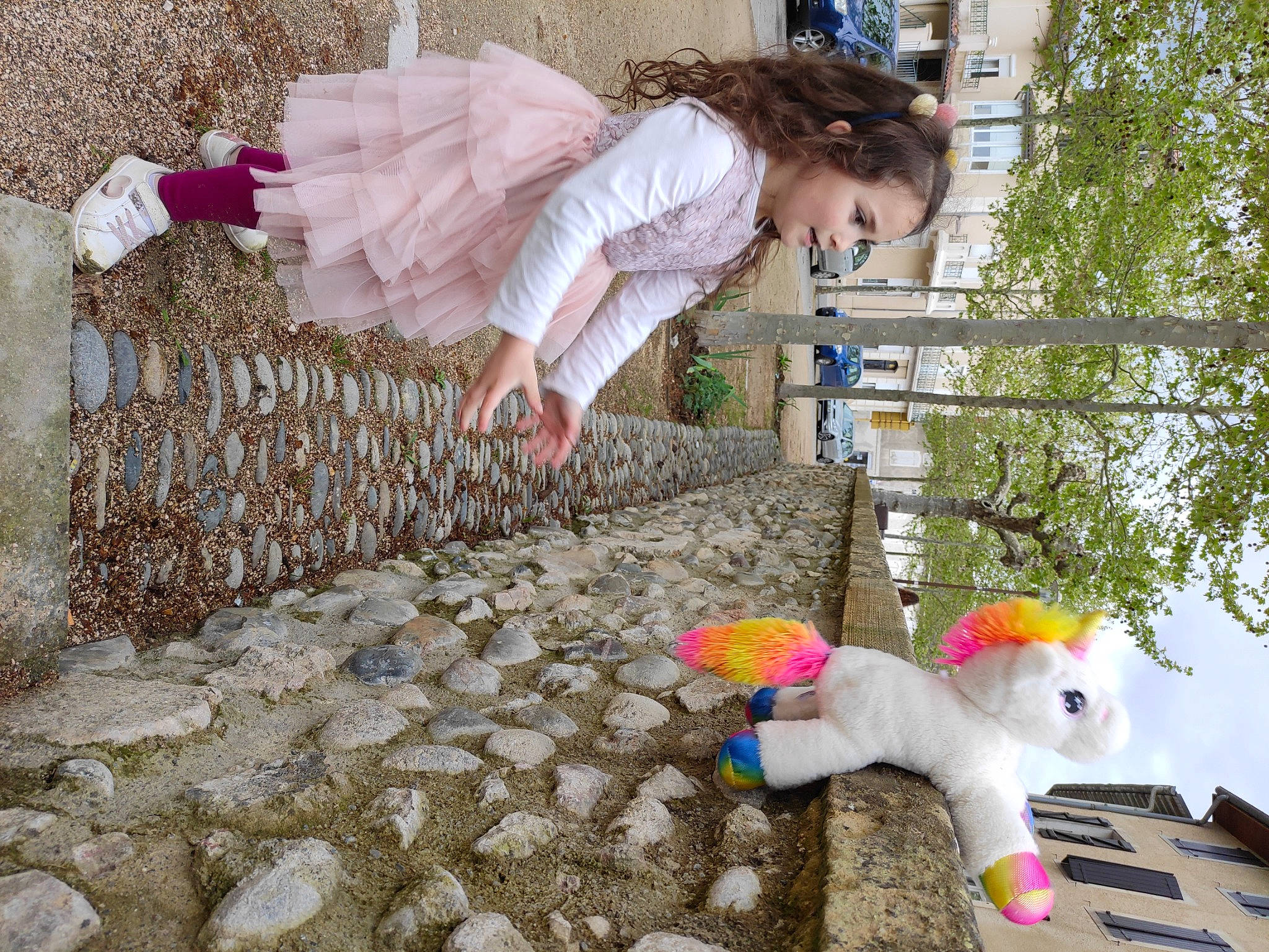 Zoé a rejoint le concours — aidez-le/la à gagner de superbes lots ! art, dress, font, fun, grass, green, happy, human_leg, leisure, people_in_nature, person, photograph, pink, plant, snapshot, stuffed_toy, textile, toy, tree, white