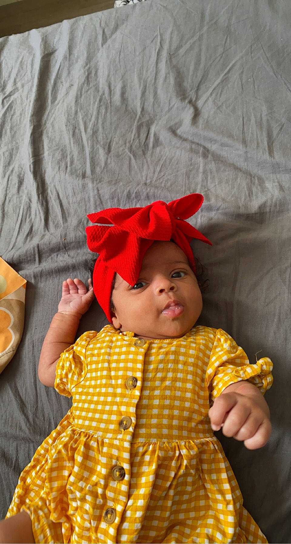 Fanta a rejoint le concours — aidez-le/la à gagner de superbes lots ! baby, baby_toddler_clothing, chair, child, comfort, costume, costume_hat, fashion_accessory, hat, head, headwear, linens, orange, pattern, person, plaid, sitting, sleeve, sun_hat, tableware