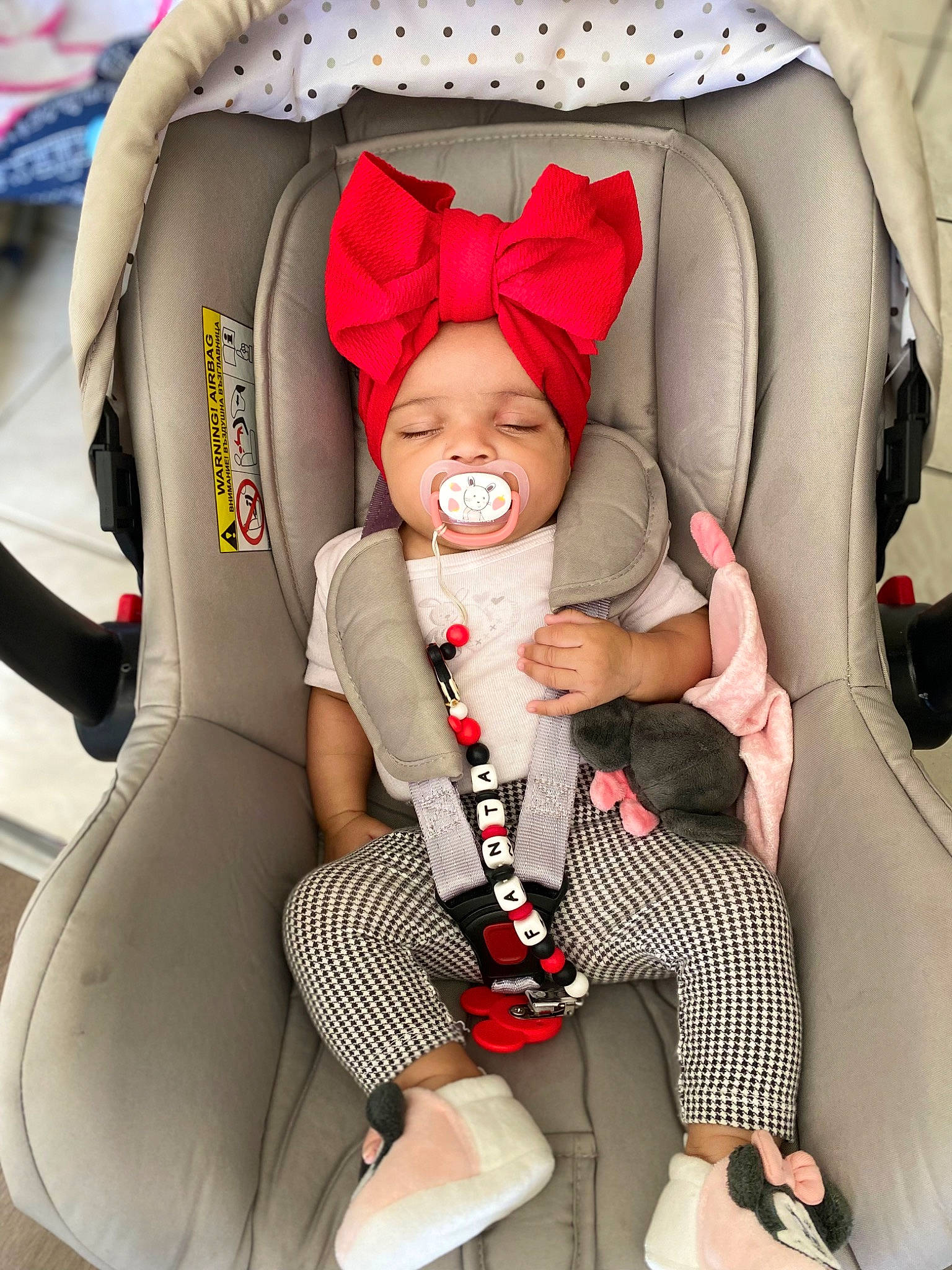 Fanta participe au concours pour gagner de l'argent avec cette photo : auto_part, automotive_design, baby, baby_carriage, baby_in_car_seat, baby_products, baby_toddler_clothing, car_seat, car_seat_cover, child, comfort, head_restraint, headwear, leg, motor_vehicle, person, product, seat_belt, thigh, toddler