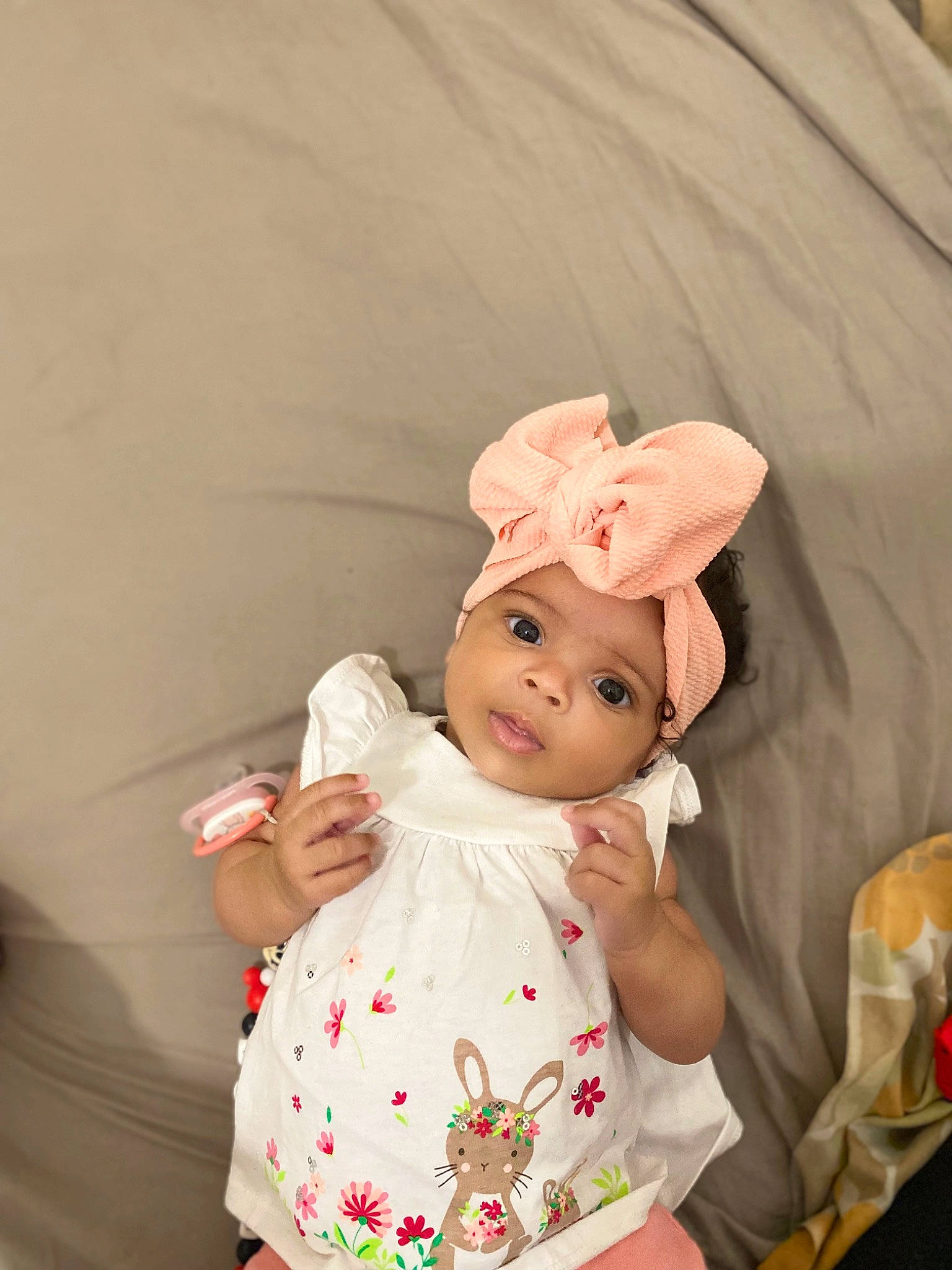 Fanta a rejoint le concours — aidez-le/la à gagner de superbes lots ! baby, baby_products, baby_toddler_clothing, cheek, child, comfort, costume_hat, eyelash, fashion_accessory, happy, headband, headgear, headpiece, headwear, linens, peach, person, pink, skin, sleeve