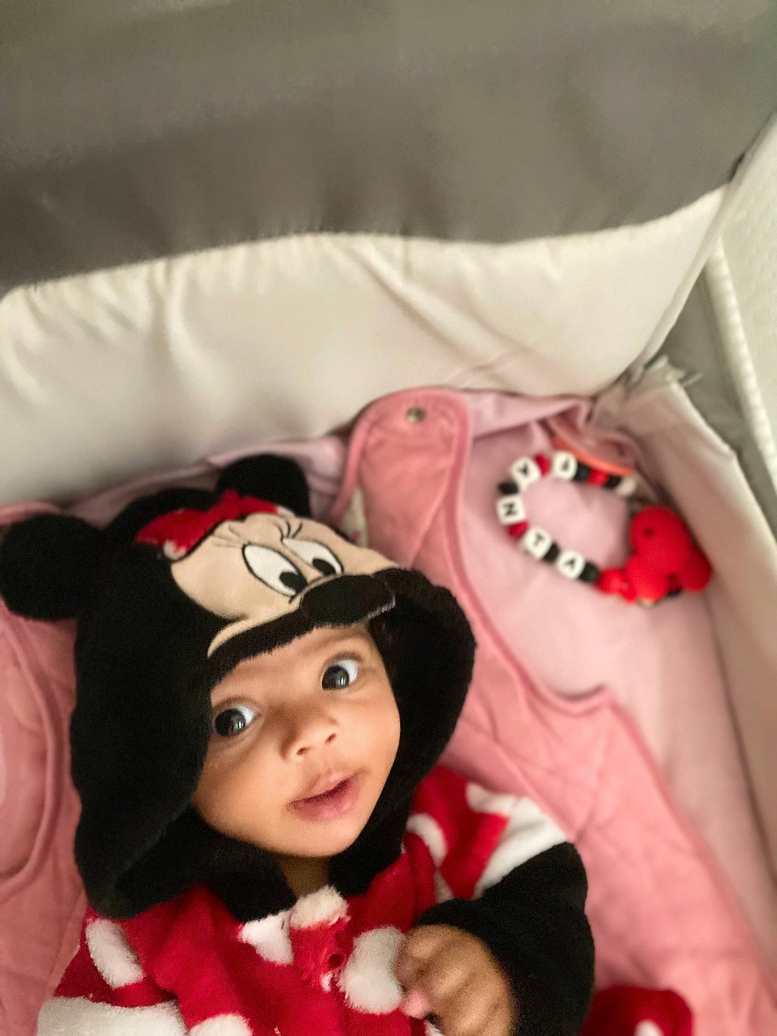 Fanta a rejoint le concours — aidez-le/la à gagner de superbes lots ! baby, baby_sleeping, baby_toddler_clothing, carmine, cheek, child, christmas, comfort, costume, fictional_character, fur, happy, headwear, linens, pattern, person, room, sitting, sleeve, smile