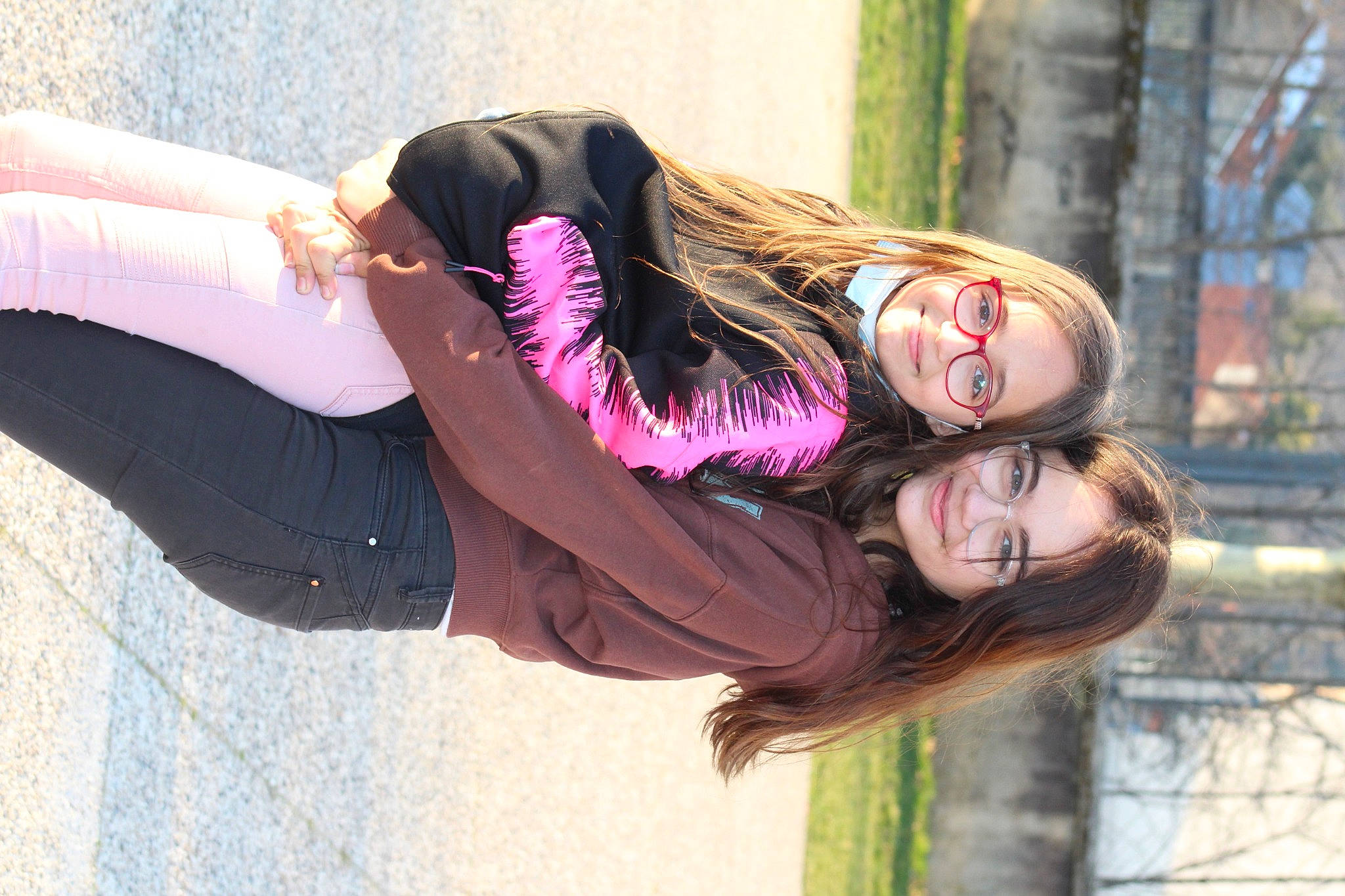 Marion a rejoint le concours — aidez-le/la à gagner de superbes lots ! black_hair, blond, cool, eyewear, fashion, flash_photography, fun, grass, happy, human_leg, joy, leisure, lip, long_hair, magenta, person, pink, smile, textile, thigh