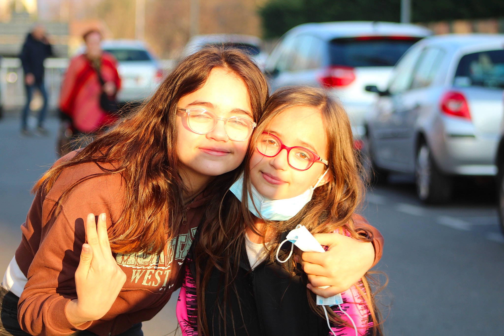 Marion participe au concours pour gagner de l'argent avec cette photo : beauty, car, cool, event, eyewear, fashion, flash_photography, fun, gesture, glasses, happy, human, joy, leisure, lip, long_hair, orange, person, photograph, smile