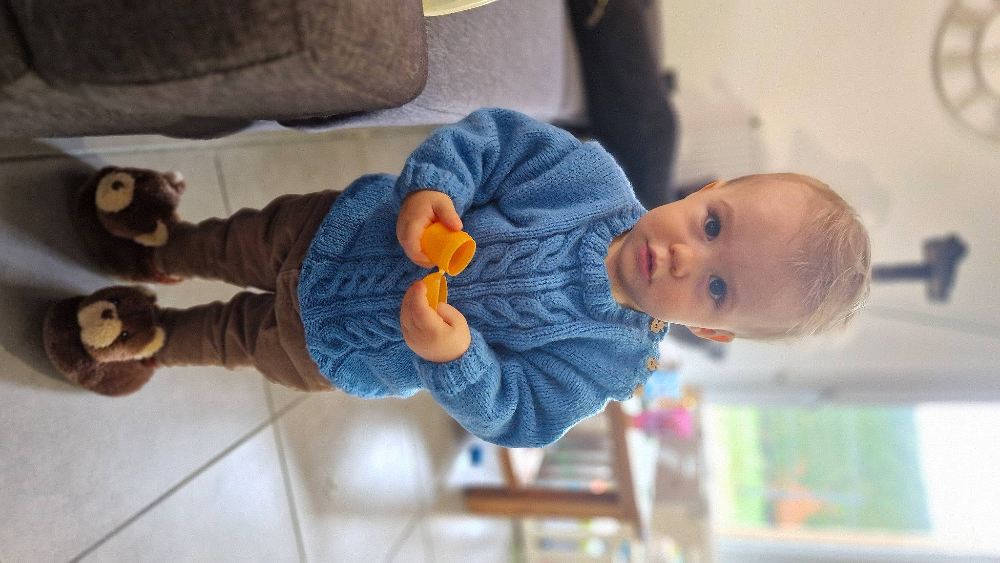 Elio participe au concours pour gagner de l'argent avec cette photo : arm, baby, baby_products, baby_toddler_clothing, cheek, child, clothing, comfort, flooring, fun, person, play, room, sitting, textile, toddler, wood