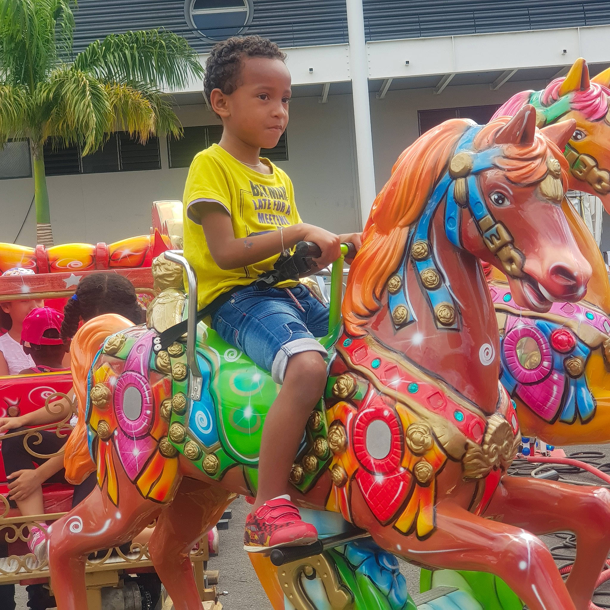 Brondon a rejoint le concours — aidez-le/la à gagner de superbes lots ! amusement_park, amusement_ride, carousel, fair, festival, fun, horse, leisure, nonbuilding_structure, park, person, recreation, vacation