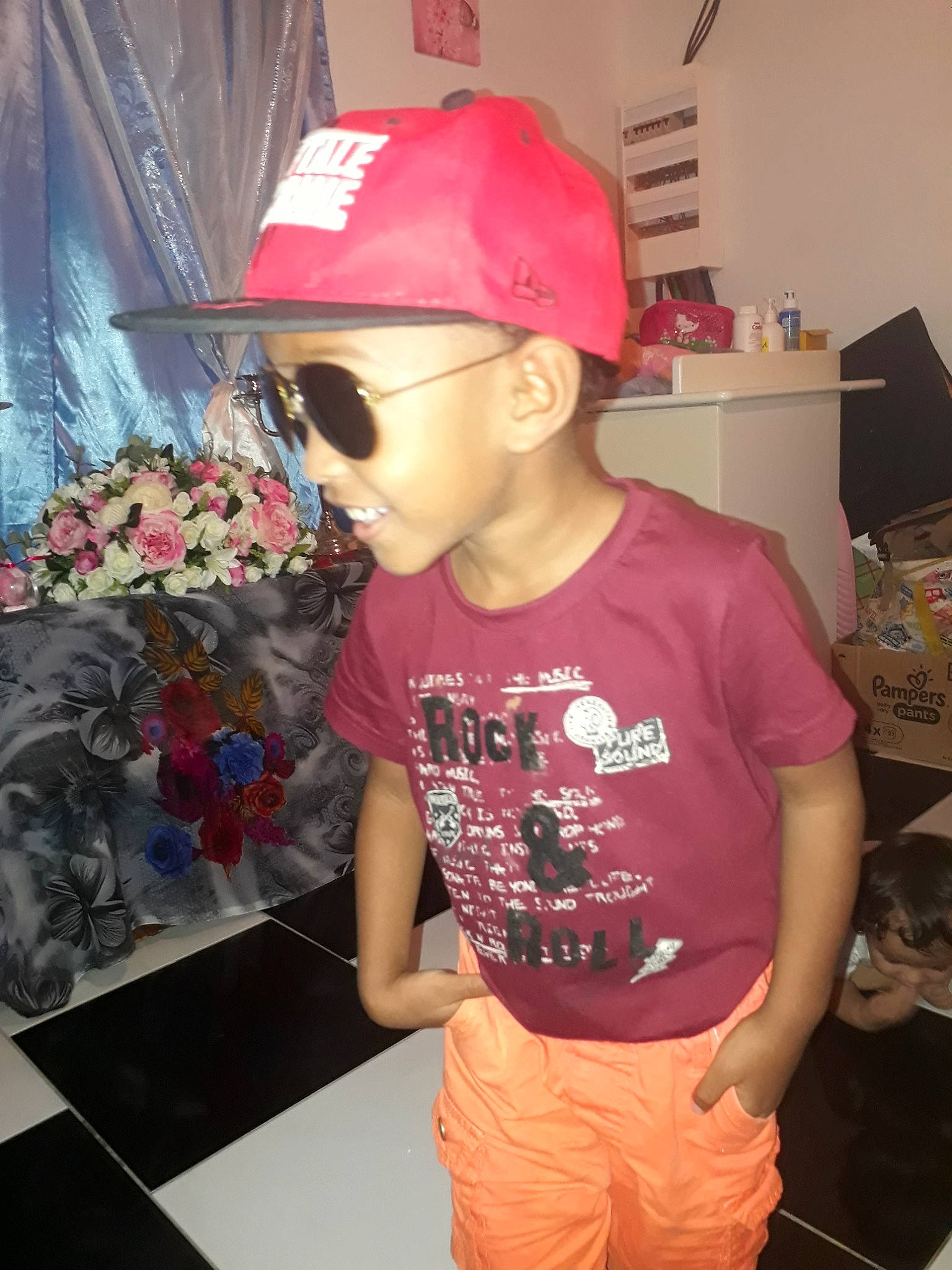 Brondon participe au concours pour gagner de l'argent avec cette photo : baseball_cap, cap, child, cool, eyewear, fun, glasses, hat, headgear, person, pink, sun_hat, t_shirt, toddler
