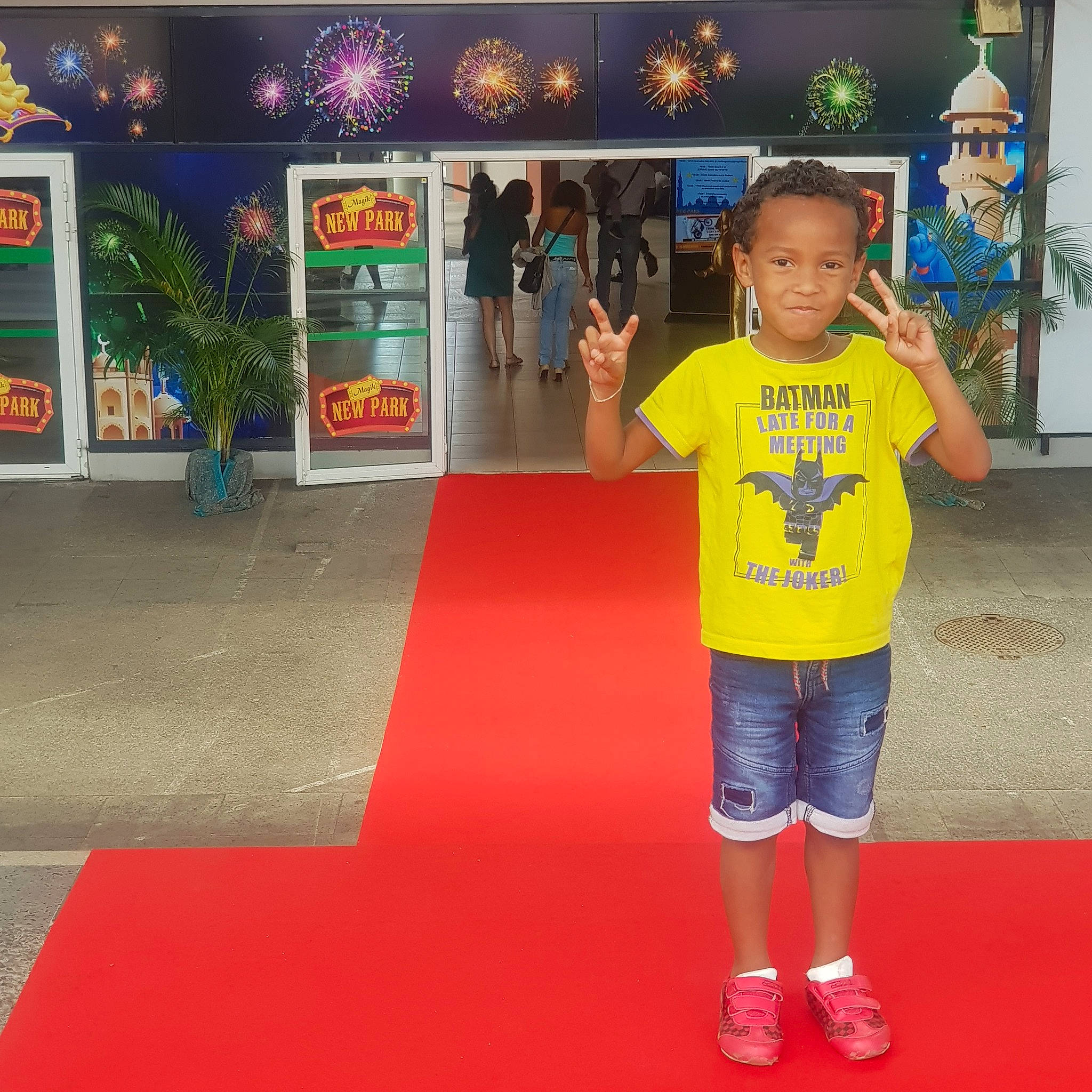 Brondon a rejoint le concours — aidez-le/la à gagner de superbes lots ! carpet, child, flooring, fun, leisure, person, play, red_carpet, t_shirt, world